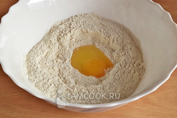 Добавить масло и яйцо