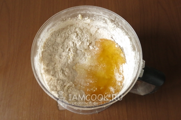 Добавить масло, яйцо и мед