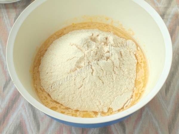 Добавить муку