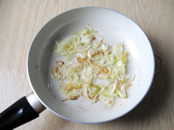 Лук жареный на сковороде