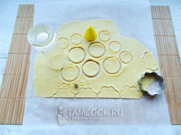 Вырезать из белого теста необходимые элементы