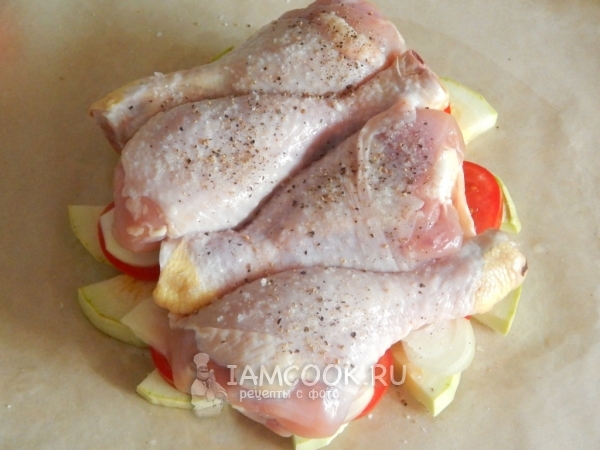 Уложить натертые специями куриные голени