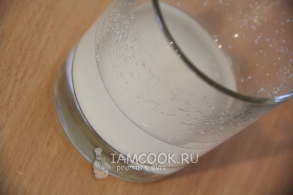 Смешать манку с водой