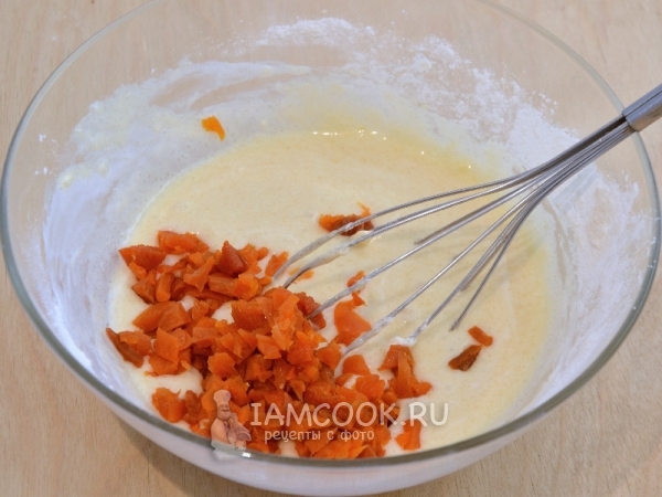 Положить в тесто курагу