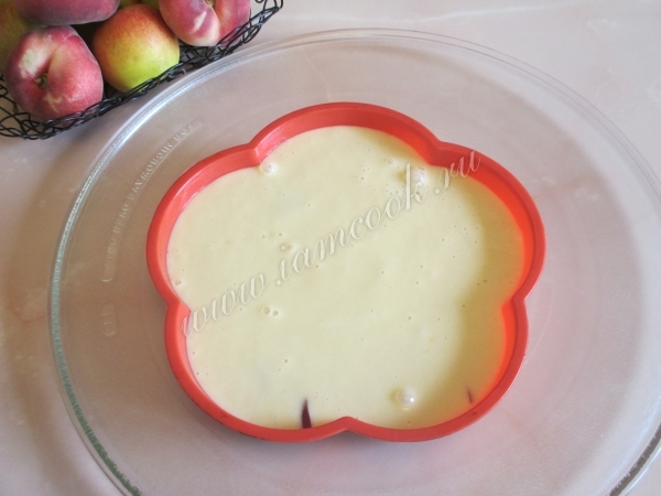 Залить тесто для пирога