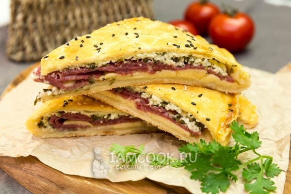 Фото кальцоне с салями, творогом и сыром