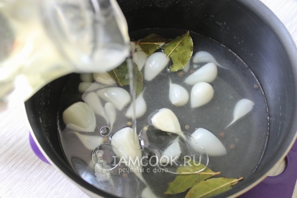 Влить масло