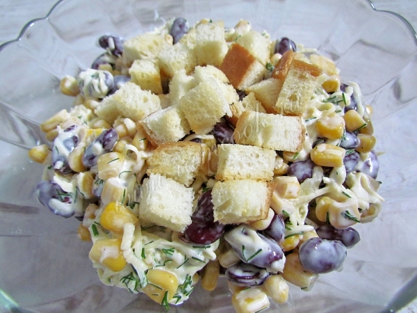 Сухарики в кукурузном салате