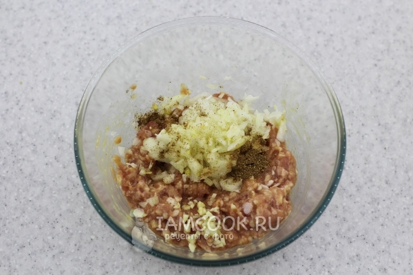 Добавить лук и чеснок