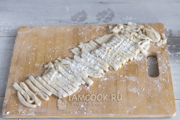 Присыпать полоски теста мукой