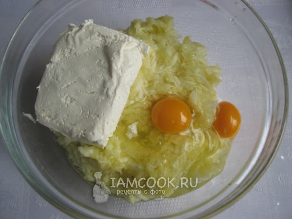 Положить яйца и творог