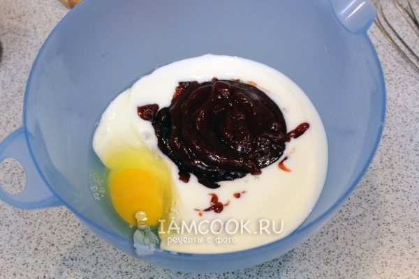 Смешать варенье, кефир и яйцо