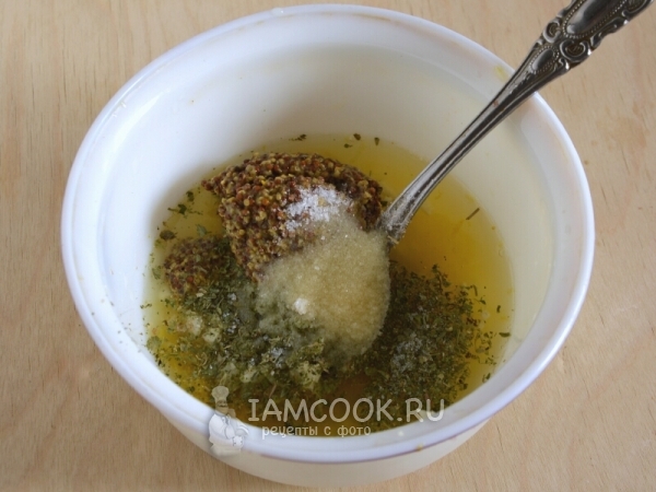 Положить горчицу, чеснок и специи
