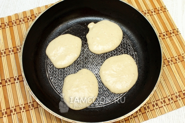 Выложить тесто на сковороду