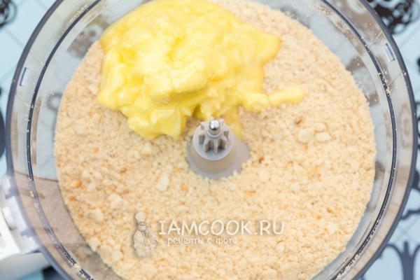 Смешать печенье с маслом