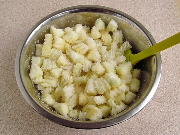 Перемешать кусочки дыни