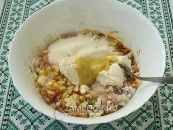 Положить сметану, манку и горчицу