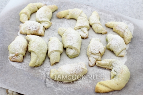 Готовые рогалики в сахарной пудре