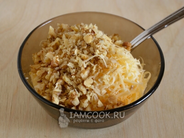 Смешать сметану, майонез, орехи и сыр