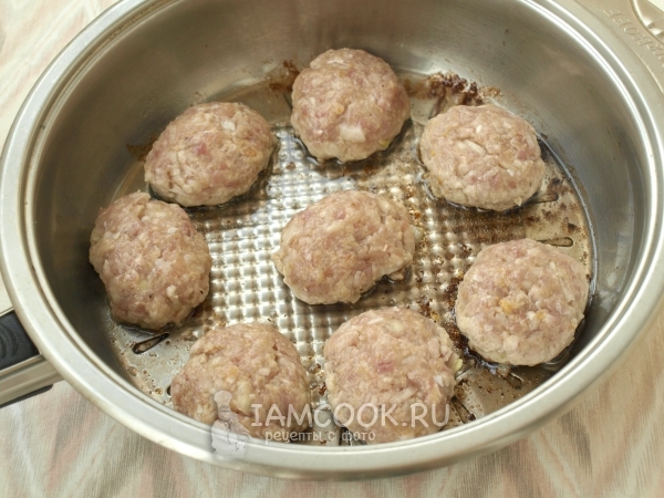 Положить котлеты на сковороду