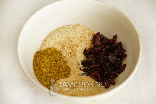 Смешать сухари, вяленые помидоры и специи