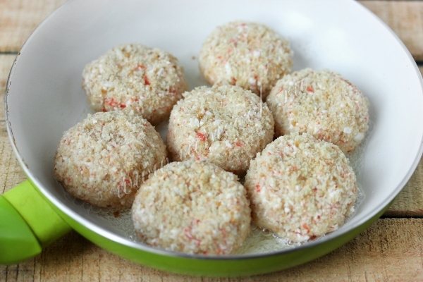 Лепим котлеты из крабовых палочек