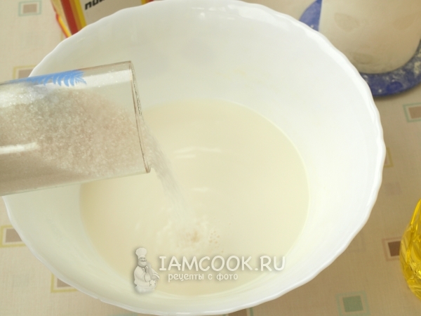 Соединить молоко с сахаром