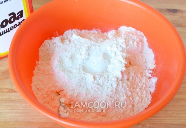 Всыпать соду, соль и муку