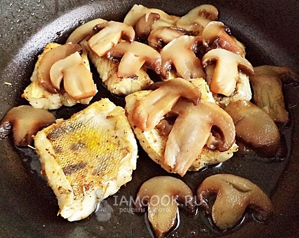 Положить грибы