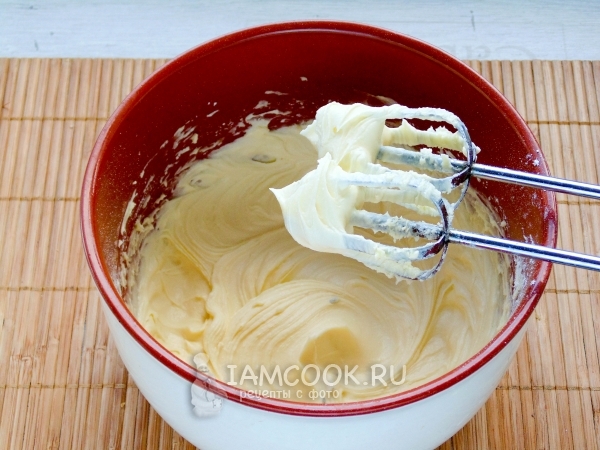 Взбить сливочное масло с сахарной пудрой