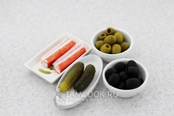 Ингредиенты для канапе с оливками