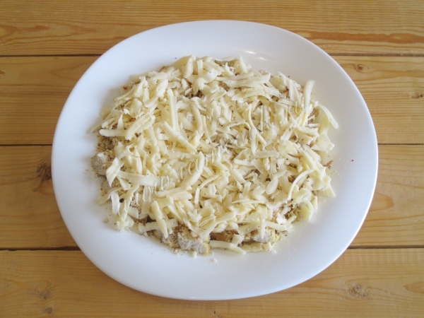 Посыпаем тертым сыром