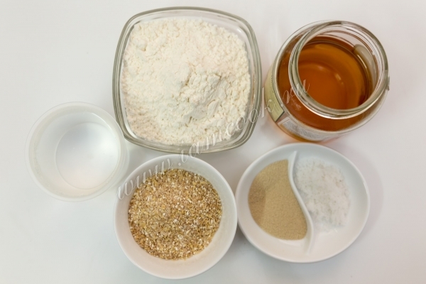 Ингредиенты для пшеничного хлеба с отрубями