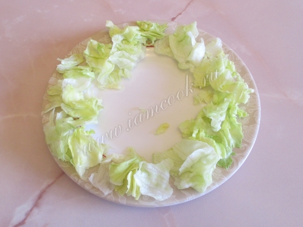 Выложить листья салата