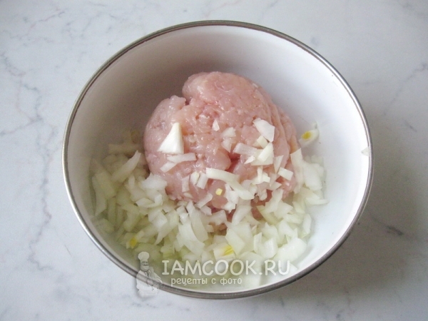 Соединить фарш и лук