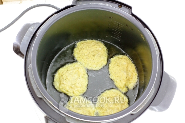 Выложить картофельную массу ложкой в мультиварку