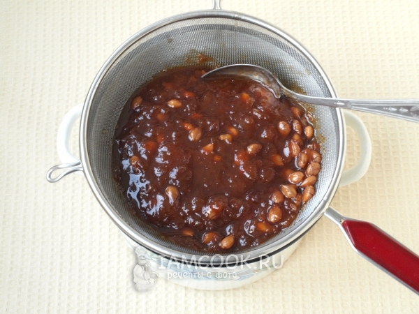 Протереть джем через сито