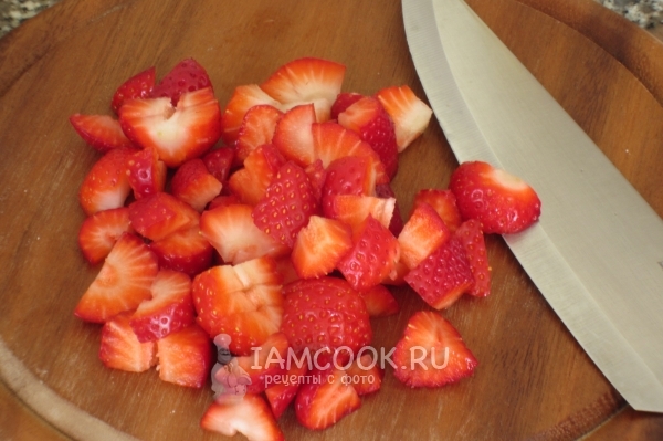 Порезать клубнику