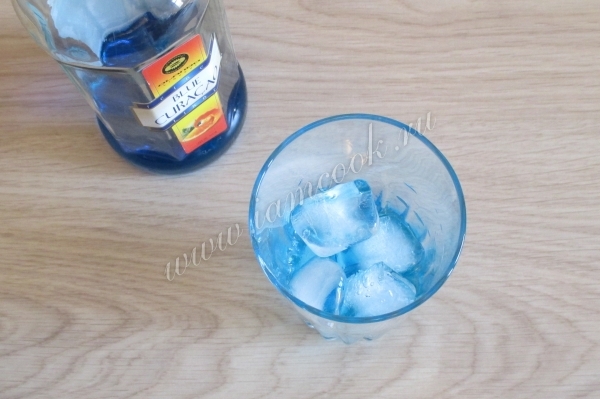 Влить голубой ликер