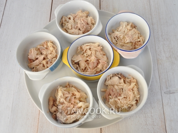 Положить мясо курицы