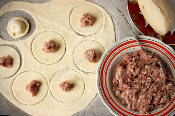 Выкладываем начинку на тесто