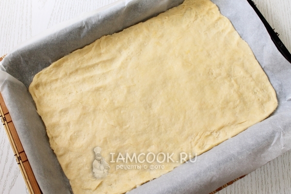 Выложить тесто в форму