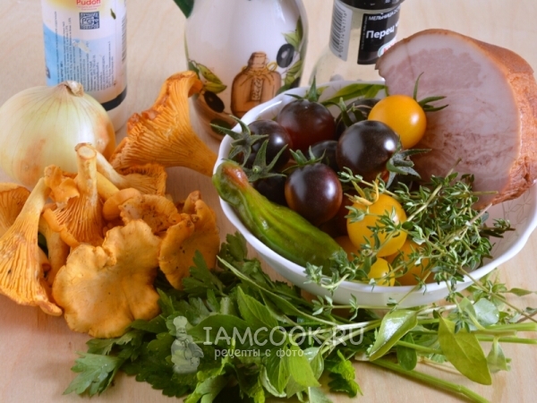 Ингредиенты для поджарки из лисичек с черри и копченой грудинкой