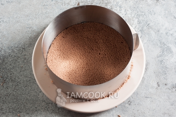 Положить в кольцо бисквит