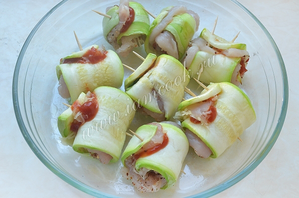 готовим рулетики из кабачков и куриного филе