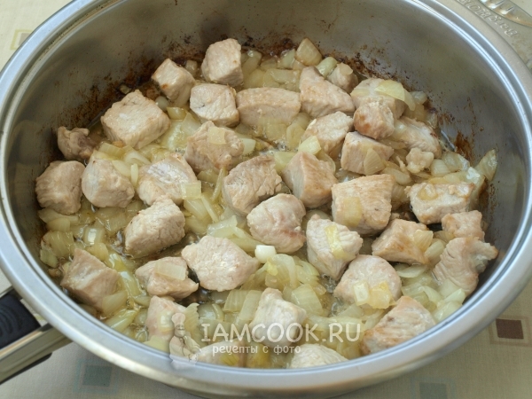 Обжарить лук с мясом