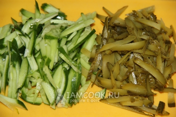 Порезать огурцы