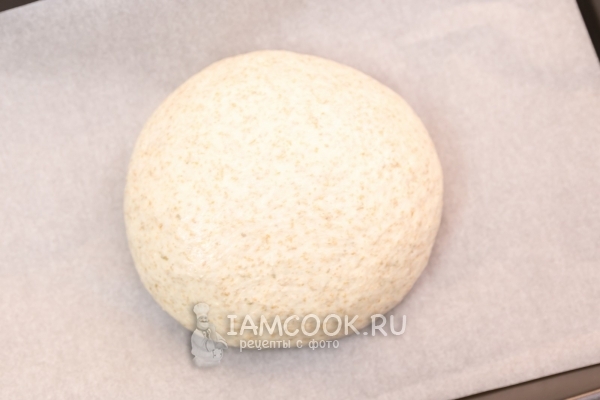 Выложить тесто на противень