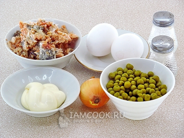 Ингредиенты для салата из консервированного лосося с горошком