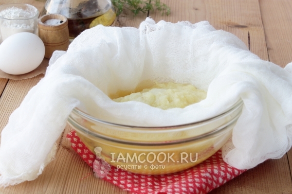 Положить картофельную массу в марлю